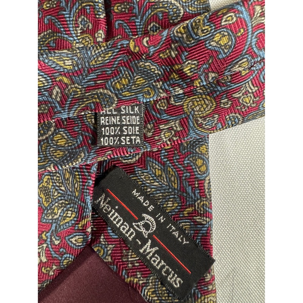 Neiman Marcus Mens Silk Tie Burgundy Gold Blue Paisley Made in Italy 0487 - Picture 4 of 5